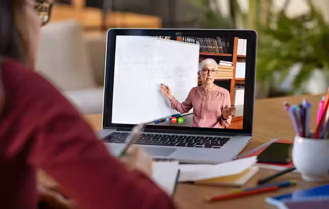 Best 7 Online Courses to Boost Your Chances of Getting a Job in Canada
